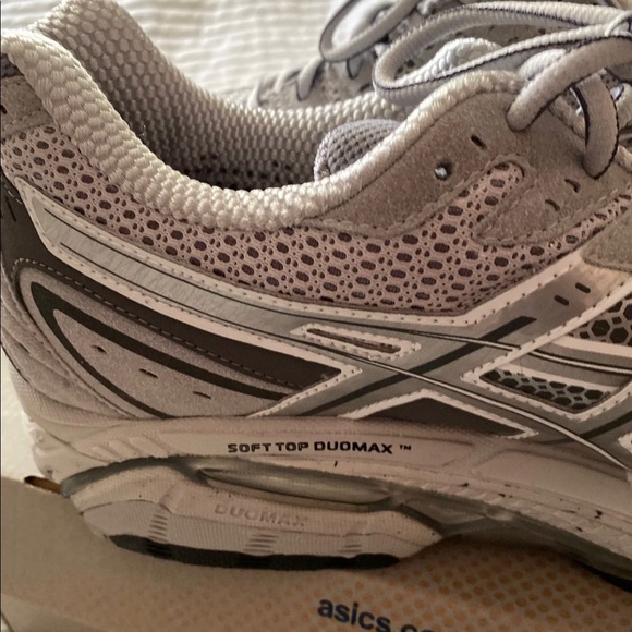 ASICS - Picture 4 of 5